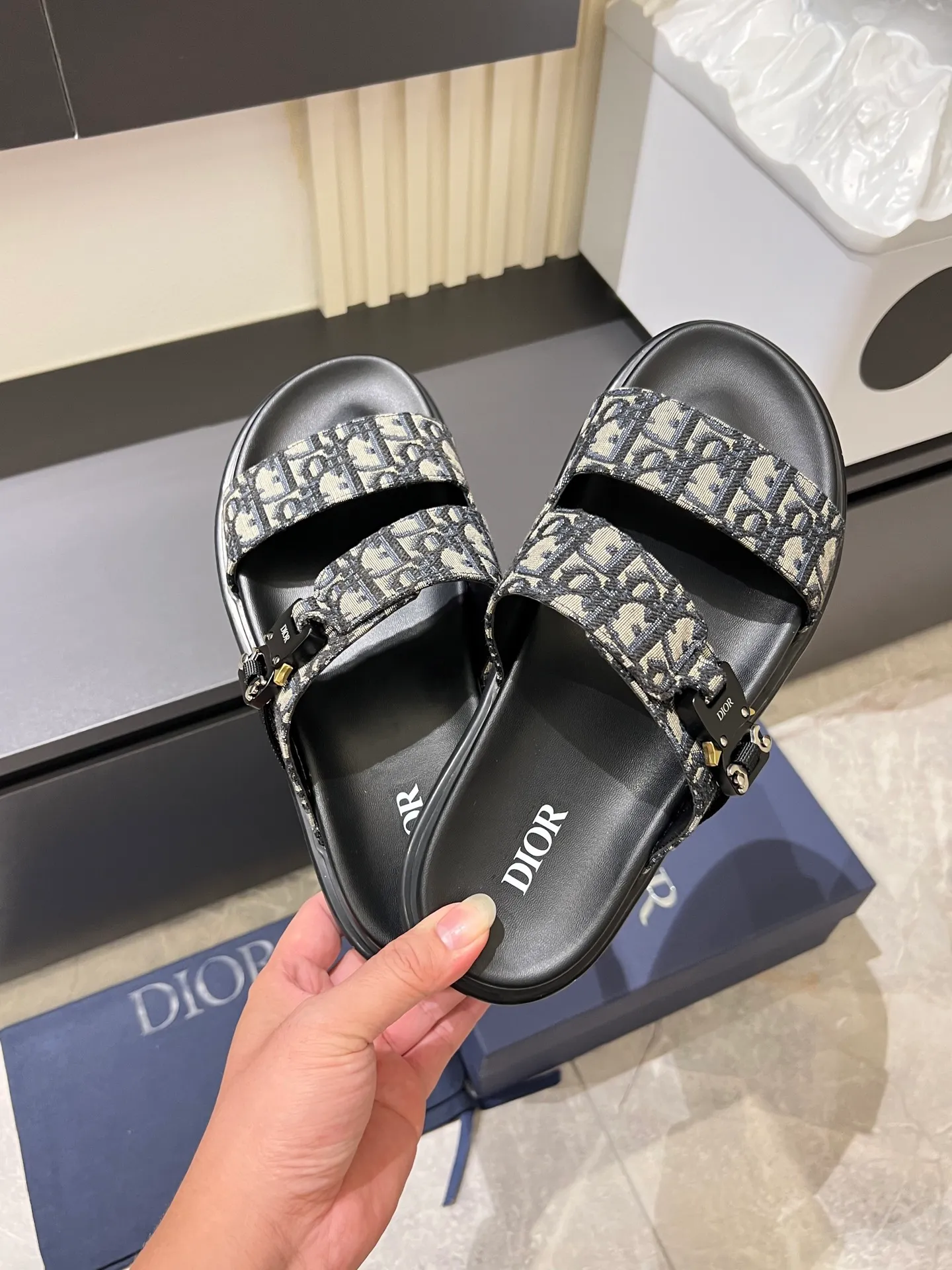 Men's Men's Shoes 💰p320 Dio* Men's Sandals Slippers. Showcasing Dior haute couture design. The Dior gray suede strap is accented with an aluminum Dior buckle for added style. Paired with a comfortable tonal notch sole, they pair easily with shorts or jeans for a sophisticated look. Main body: suede cow leather, technical fabric lining: cow leather, with adjustable straps, aluminum Dior buckle, Dior gray EVA insole, tonal notched rubber outsole splicing structure, size: 38-44 (customized at 45.46)